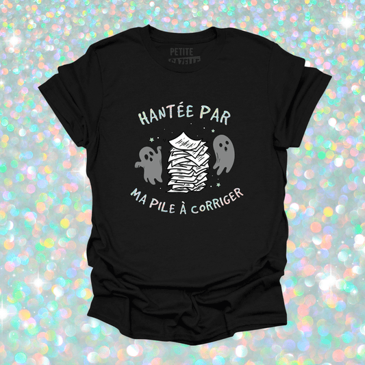 T - SHIRT COL ROND | Hantée par ma pile a corriger (Holographique) - T-shirt Unisexe Col Rond - Petite Gazelle Atelier