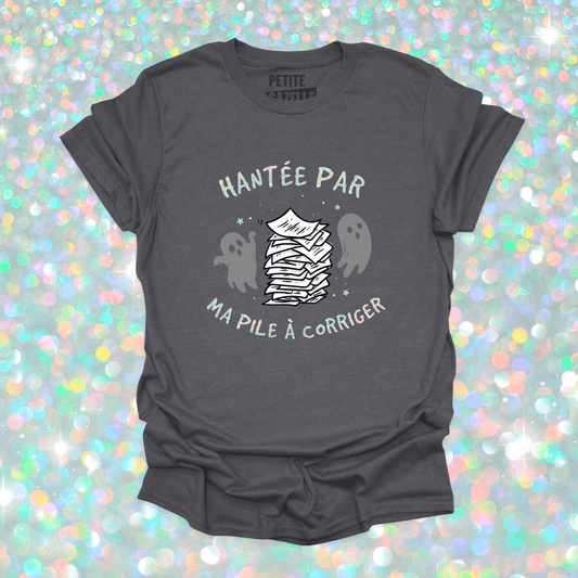 T - SHIRT COL ROND | Hantée par ma pile a corriger (Holographique) - T-shirt Unisexe Col Rond - Petite Gazelle Atelier