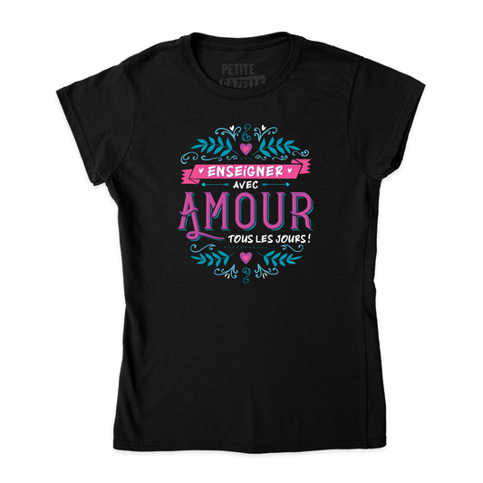 TSHIRT AJUSTÉ | Enseigner avec amour - T-Shirt coupe ajustée - Petite Gazelle Atelier
