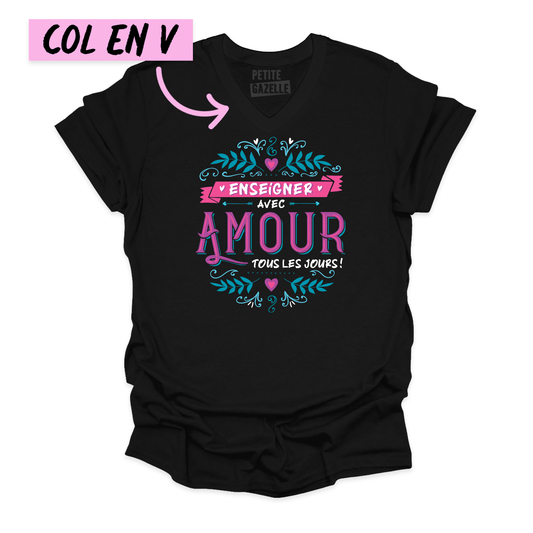 TSHIRT COL en V | Enseigner avec amour - T - SHIRT UNISEXE COL en V - Petite Gazelle Atelier