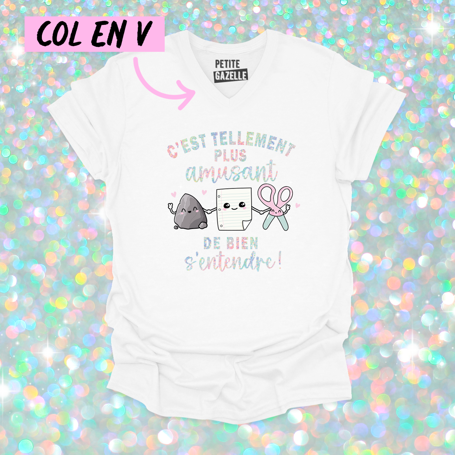 TSHIRT COL en V | C'est tellement plus amusant de bien s'entendre (Holographique)