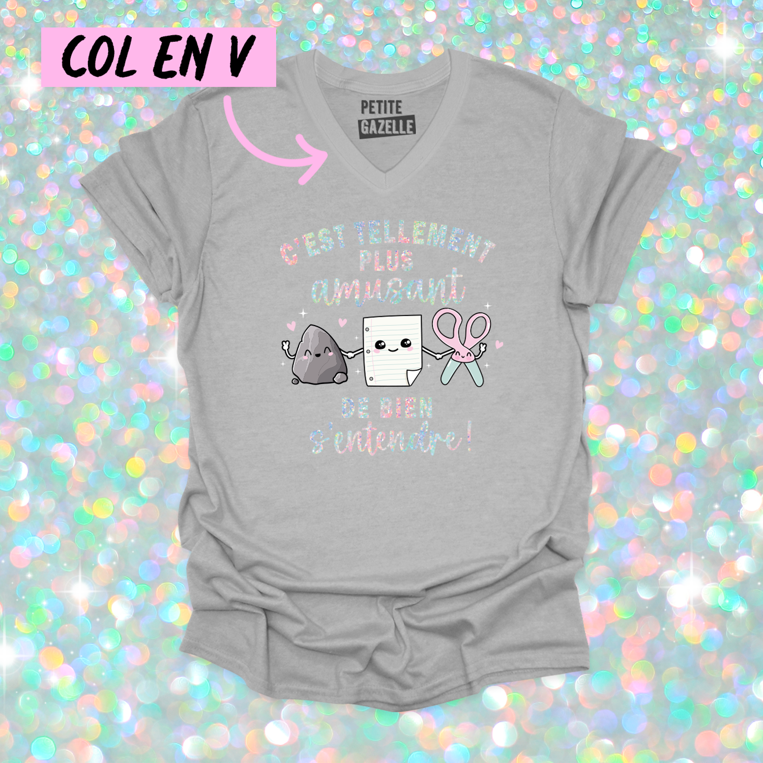 TSHIRT COL en V | C'est tellement plus amusant de bien s'entendre (Holographique)