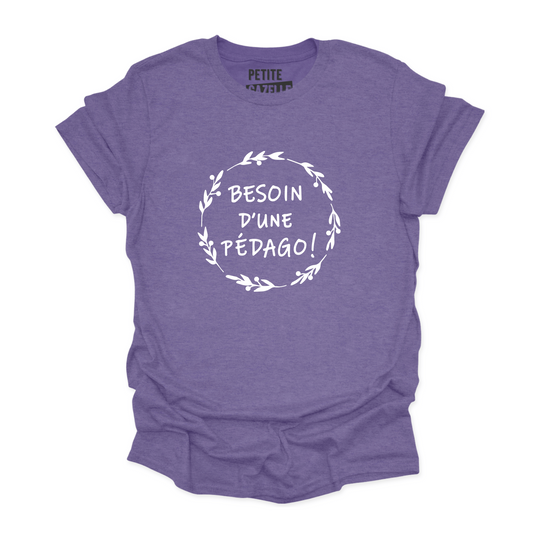 T - SHIRT COL ROND | Besoin d'une pédago - T-shirt Unisexe Col Rond - Petite Gazelle Atelier
