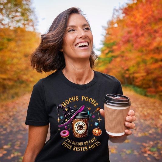 T - SHIRT COL ROND | Hocus Pocus j'ai besoin de café - T-shirt Unisexe Col Rond - Petite Gazelle Atelier
