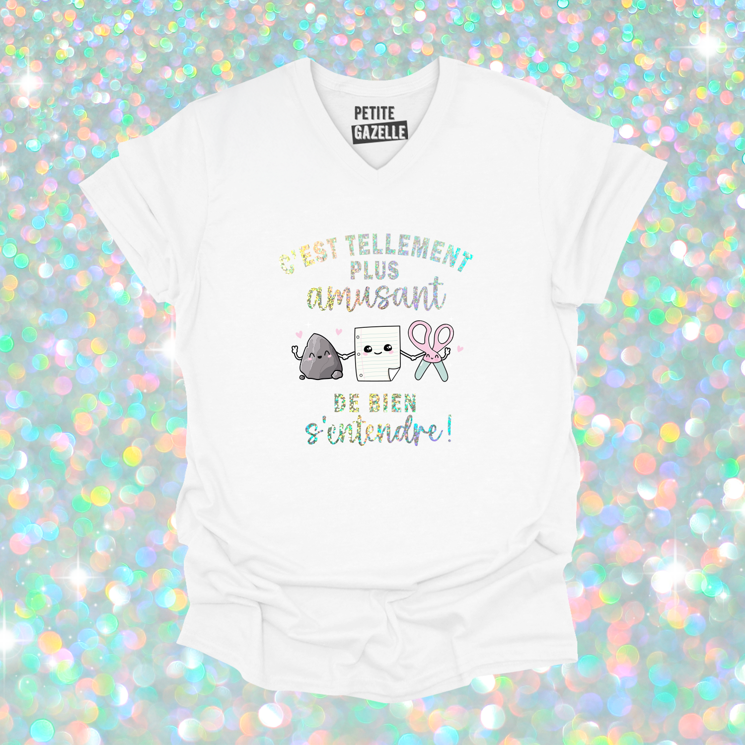 TSHIRT COL en V | C'est tellement plus amusant de bien s'entendre (Holographique)