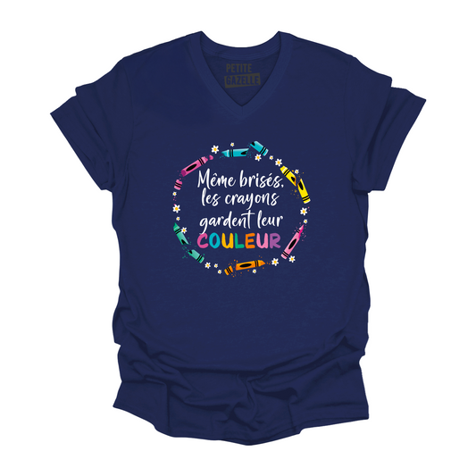 TSHIRT COL en V | Même brisés, les crayons gardent leur couleur