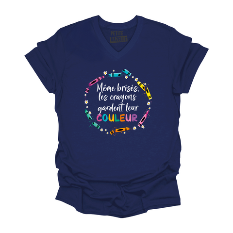 TSHIRT COL en V | Même brisés, les crayons gardent leur couleur