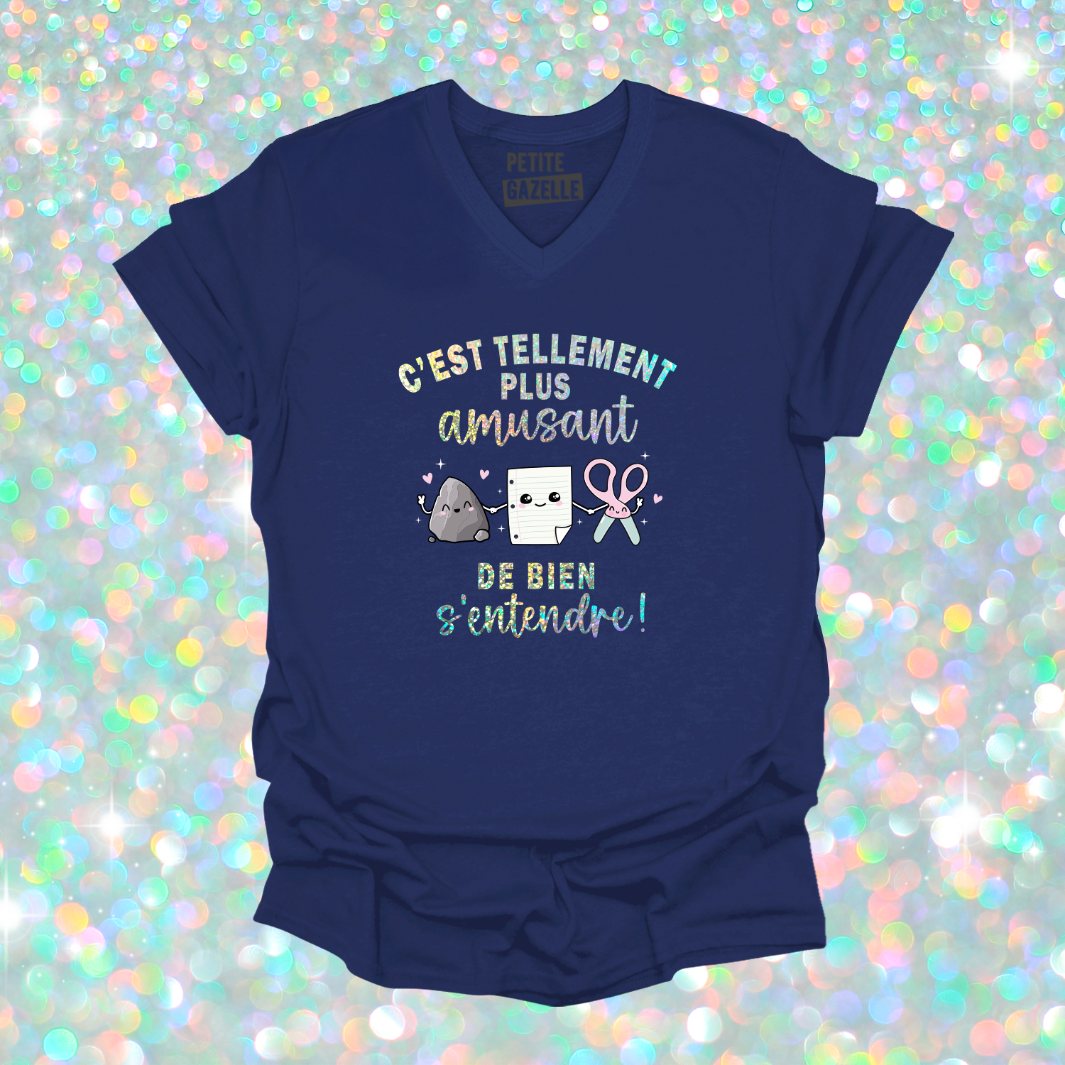 TSHIRT COL en V | C'est tellement plus amusant de bien s'entendre (Holographique)