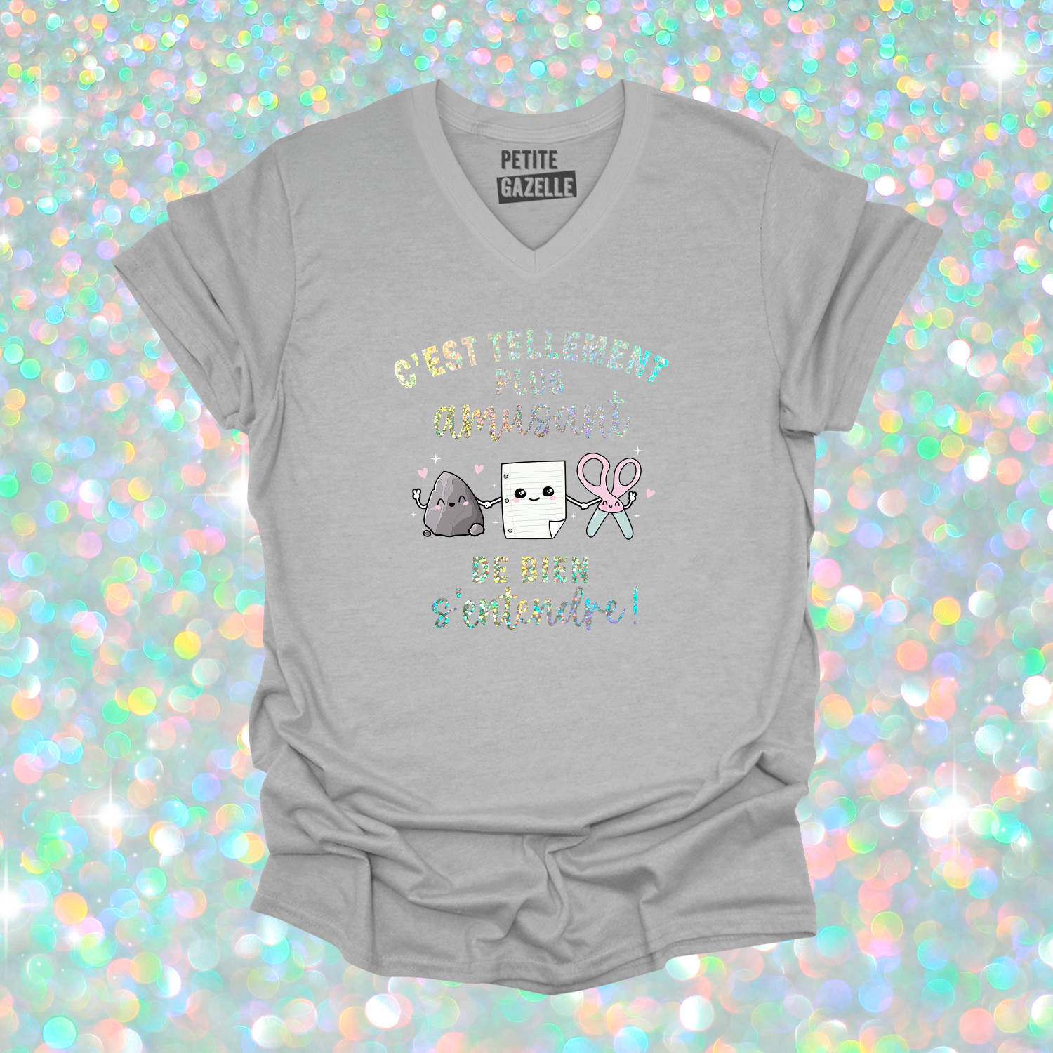 TSHIRT COL en V | C'est tellement plus amusant de bien s'entendre (Holographique)