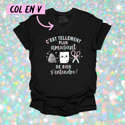 TSHIRT COL en V | C'est tellement plus amusant de bien s'entendre (Holographique) - T - SHIRT UNISEXE COL en V - Petite Gazelle Atelier