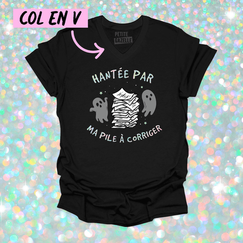 TSHIRT COL en V | Hantée par ma pile a corriger (Holographique) - T - SHIRT UNISEXE COL en V - Petite Gazelle Atelier