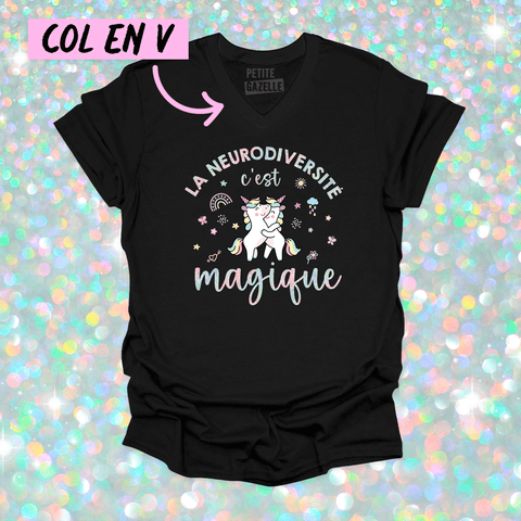 TSHIRT COL en V | La neurodiversité c'est magique (Holographique) - T - SHIRT UNISEXE COL en V - Petite Gazelle Atelier